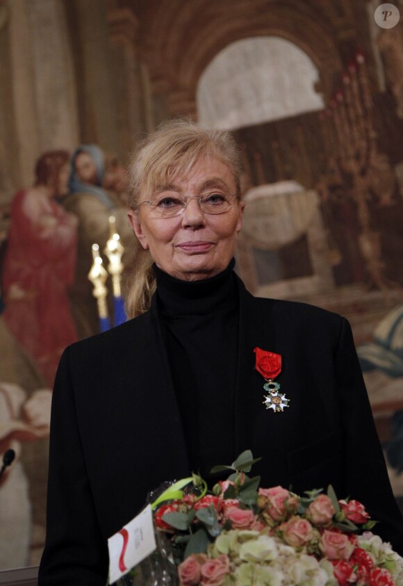 Margaret Menegoz reçoit les insignes d'officier de la Légion d'honneur au palais de l'Elysée, le 14 octobre 2012.