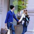 Une famille heureuse ! Sienna Miller se balade à New York avec son fiancé Tom Sturridge et sa fille Marlowe le 14 octobre 2012
