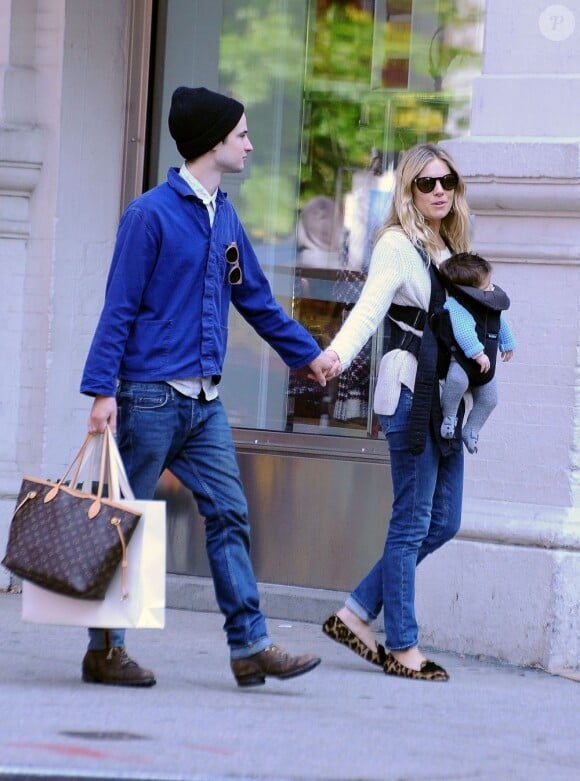 Une famille heureuse ! Sienna Miller se balade à New York avec son fiancé Tom Sturridge et sa fille Marlowe le 14 octobre 2012