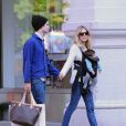 Sienna Miller, jeune maman heureuse se balade à New York avec son fiancé Tom Sturridge et sa fille Marlowe le 14 octobre 2012