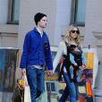 Belle journée pour Sienna Miller et son fiancé Tom Sturridge qui se baladent à New York avec Marlowe le 14 octobre 2012