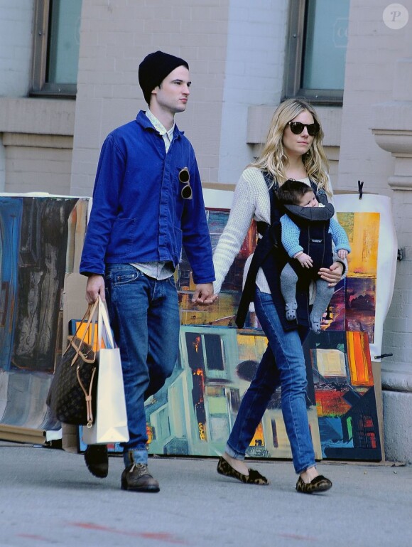 Belle journée pour Sienna Miller et son fiancé Tom Sturridge qui se baladent à New York avec Marlowe le 14 octobre 2012