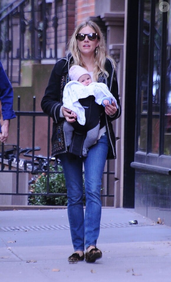 Sienna Miller, maman stylée, se balade à New York avec son fiancé Tom Sturridge et sa fille Marlowe le 14 octobre 2012