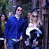 Sienna Miller se balade à New York avec son fiancé Tom Sturridge et sa fille Marlowe le 14 octobre 2012