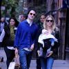Sienna Miller se balade à New York avec son fiancé Tom Sturridge et sa fille Marlowe le 14 octobre 2012
