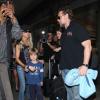 Russell Crowe va chercher sa femme Danielle Spencer et leurs fils à l'aéroport de Los Angeles le 29 juin 2012