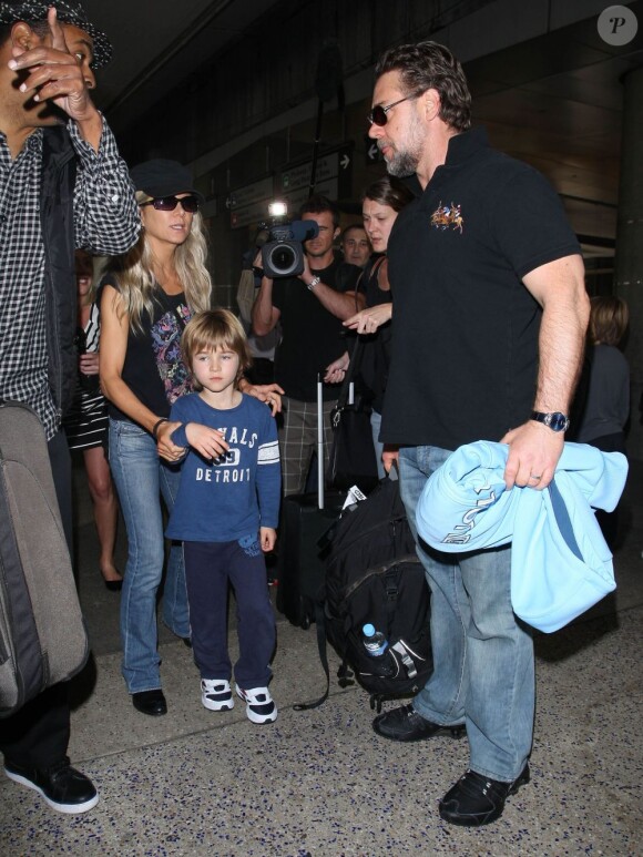 Russell Crowe va chercher sa femme Danielle Spencer et leurs fils à l'aéroport de Los Angeles le 29 juin 2012