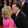 Mitt Romney embrasse sa femme Ann lors du deuxième débat présidentiel à l'Hofstra University. Hempstead, le 16 octobre 2012.