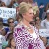 Ann Romney porte une robe Diane von Furstenberg lors du meeting de son époux Mitt Romney à Port St. Lucie. Le 7 octobre 2012.