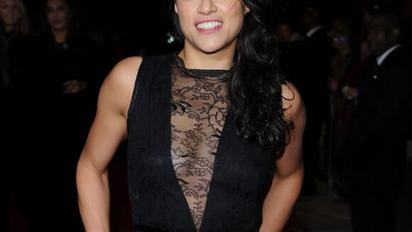 Michelle Rodriguez sexy, comme à moitié nue, à la soirée Hollywood Costume