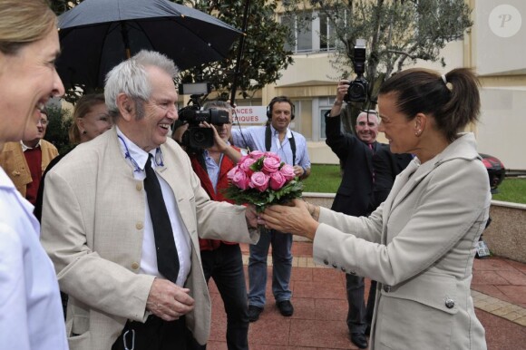 EXCLU : La princesse Stéphanie de Monaco et l'artiste Ben visitent le département psychiatrique de l'hôpital de la Princesse Grace a Monaco, décoré par les oeuvres de l'artiste, le 17 octobre 2012.