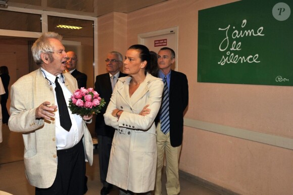 EXCLU : La princesse Stéphanie de Monaco et l'artiste Ben visitent le département psychiatrique de l'hôpital de la Princesse Grace a Monaco, décoré par les oeuvres de l'artiste, le 17 octobre 2012.