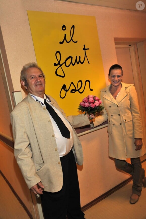 EXCLU : La princesse Stéphanie de Monaco et l'artiste Ben visitent le département psychiatrique de l'hôpital de la Princesse Grace a Monaco, décoré par les oeuvres de l'artiste, le 17 octobre 2012.