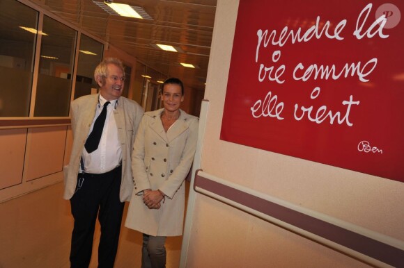 EXCLU : La princesse Stéphanie de Monaco et l'artiste Ben visitent le département psychiatrique de l'hôpital de la Princesse Grace a Monaco, décoré par les oeuvres de l'artiste, le 17 octobre 2012.