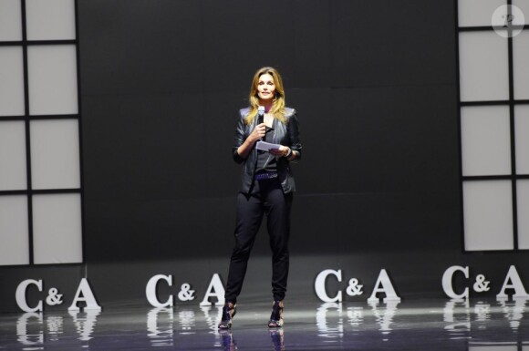 Cindy Crawford, animatrice de charme du défilé C&A à Düsseldorf. Le 17 octobre 2012.