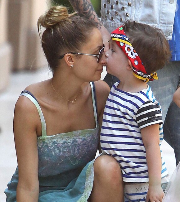 Nicole Richie et son fils Sparrow Madden le 19 août 2012.