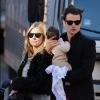 Sienna Miller, son fiancé Tom Sturridge et leur fille Marlowe à New York le 13 octobre 2012.