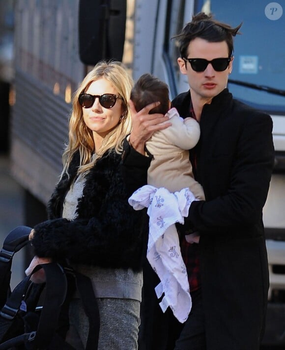 Sienna Miller, son fiancé Tom Sturridge et leur fille Marlowe à New York le 13 octobre 2012.