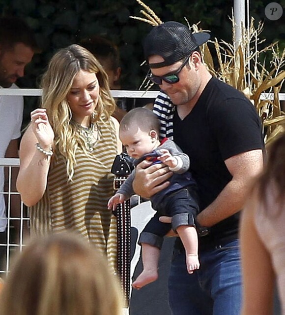 Hilary Duff, son mari Mike Comrie et leur fils Luca à West Hollywood le 13 octobre 2012.