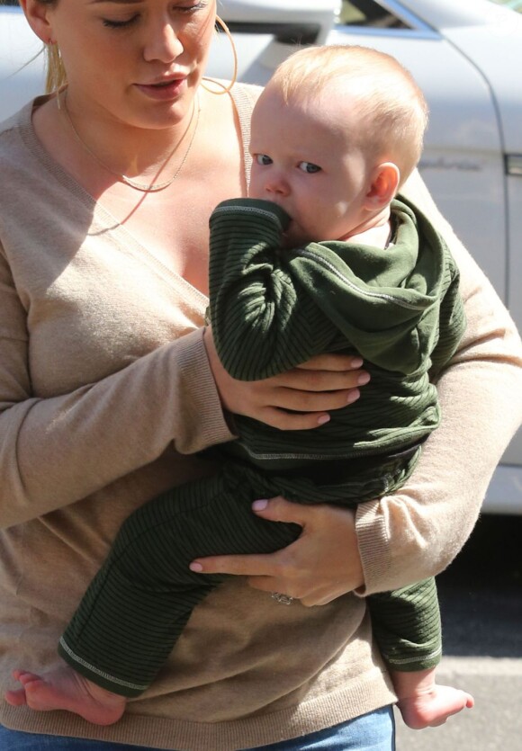 Hilary Duff et son fils Luca dans les rues de Beverly Hills le 10 octobre 2012.
