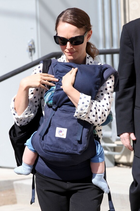 Natalie Portman et son mari Benjamin Millepied et leur fils Aleph le 3 mars 2012.