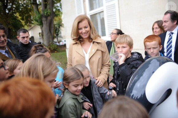 Valérie Trierweiler, entourée d'enfants, inaugure la fontaine ONA et son programme pédagogique, une intitiative France Libertés - Fondation Danielle Mitterrand, à Chambly (Oise) le 18 octobre 2012.