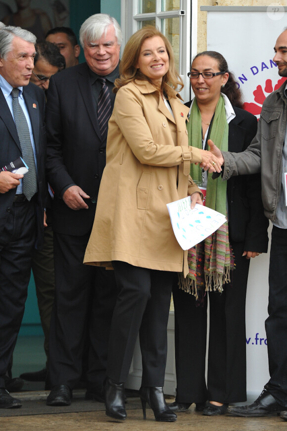 Valérie Trierweiler inaugure la fontaine ONA et son programme pédagogique, sous le regard de Gilbert Mitterrand, président de France Libertés - Fondation Danielle Mitterrand, à Chambly (Oise) le 18 octobre 2012.