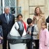 Valérie Trierweiler et Gilbert Mitterrand inaugurent la fontaine ONA et son programme pédagogique, une intitiative France Libertés - Fondation Danielle Mitterrand, à Chambly (Oise) le 18 octobre 2012.