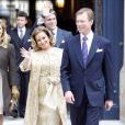 Le grand-duc Henri et son épouse, la grande-duchesse Maria Teresa, quittent le palais grand-ducal pour se rendre à l'Hôtel de Ville où sera célébrer le mariage civil de leur fils, le prince Guillaume, à Luxembourg, le 19 octobre 2012.