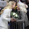 Stéphanie de Lannoy embrasse les Luxembourgeois sur le chemin de l'Hôtel de Ville où sera célébré son mariage civil, à Luxembourg, le 19 octobre 2012.