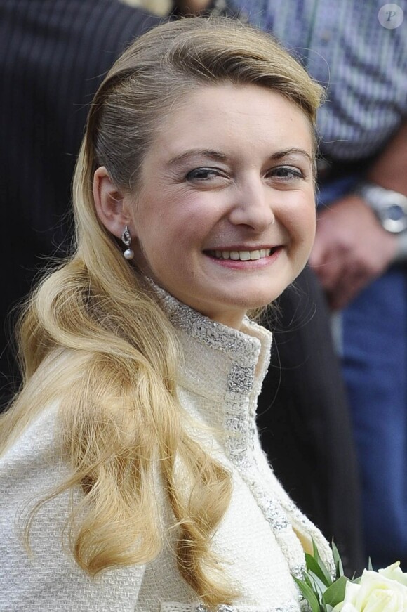 La fiancée Stéphanie de Lannoy, comtesse de Belgique, souriante et heureuse à la sortie du grand-ducal pour se rendre à l'Hôtel de Ville où sera célébré son mariage civil, à Luxembourg, le 19 octobre 2012.