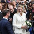 Le prince Guillaume et sa fiancée Stéphanie de Lannoy très souriants devant les Luxembourgeois venus les féliciter pour leur mariage civil, le 19 octobre 2012.