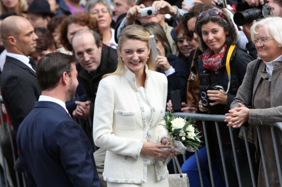 Le prince Guillaume et sa fiancée Stéphanie de Lannoy très souriants devant les Luxembourgeois venus les féliciter pour leur mariage civil, le 19 octobre 2012.