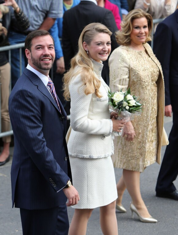 Le prince Guillaume, sa fiancée Stéphanie de Lannoy, et sa mère la grande-duchesse Maria Teresa sur le chemin de l'Hôtel de Ville où sera célébré le mariage civil, le 19 octobre 2012.