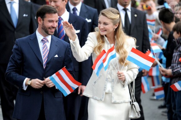 Le prince Guillaume et sa fiancée Stéphanie de Lannoy encouragés par les Luxembourgeois le jour de leur mariage civil, le 19 octobre 2012.