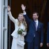 Les maries, le prince Guillaume de Luxembourg et la comtesse Stephanie de Lannoy, a la sortie de l'hotel de ville de Luxembourg ou se deroulait leur mariage civil.