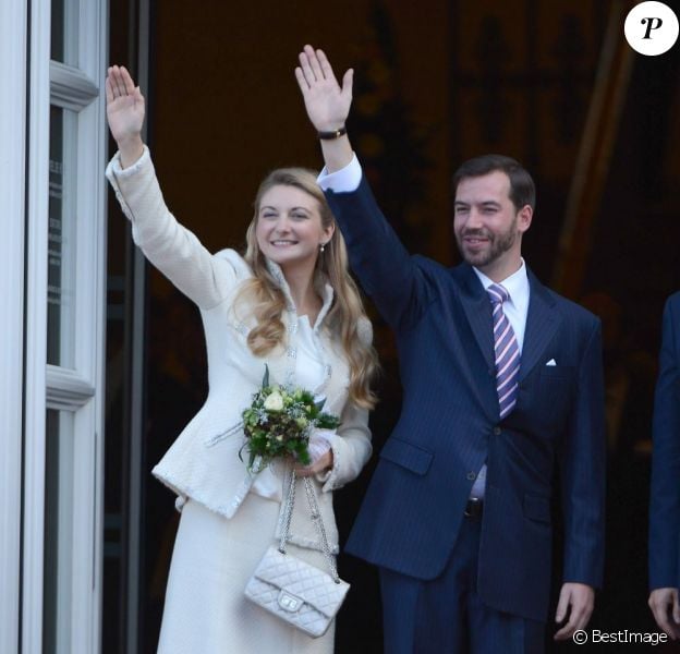 Les maries, le prince Guillaume de Luxembourg et la comtesse Stephanie de Lannoy, a la sortie de l'hotel de ville de Luxembourg ou se deroulait leur mariage civil.