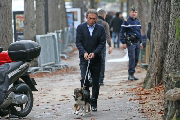 Michel Drucker et son nouveau chien lors de l'enregistrement de l'émission Champs-Elysées, le 18 octobre 2012 à Paris