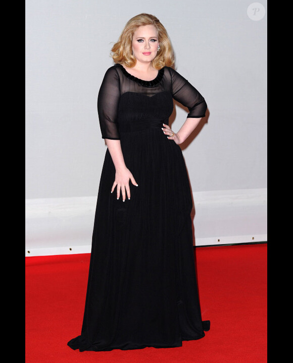 Adele pose lors des Brits Awards en février 2012 à Londres