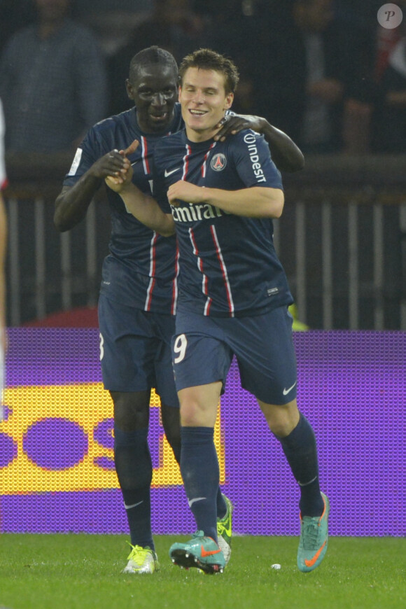 Mamadou Sakho félicite Kevin Gameiro après son but face au Stade de Reims. Paris, le 20 octobre 2012.