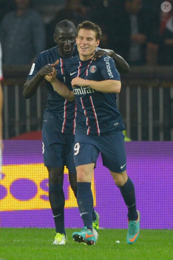 Mamadou Sakho félicite Kevin Gameiro après son but face au Stade de Reims. Paris, le 20 octobre 2012.