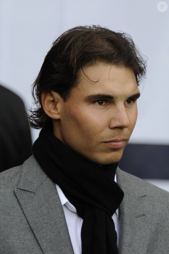Rafael Nadal, invité de marque du président du PSG Nasser al-Khelaifi, s'apprête à donner le coup d'envoi fictif de la rencontre entre le Paris Saint-Germain et le Stade de Reims au Parc des Princes. Paris, le 20 octobre 2012.