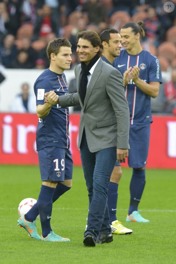 Rafael Nadal salue Kévin Gameiro et les joueurs du PSG avant le match entre Paris et Reims. Paris, le 20 octobre 2012.