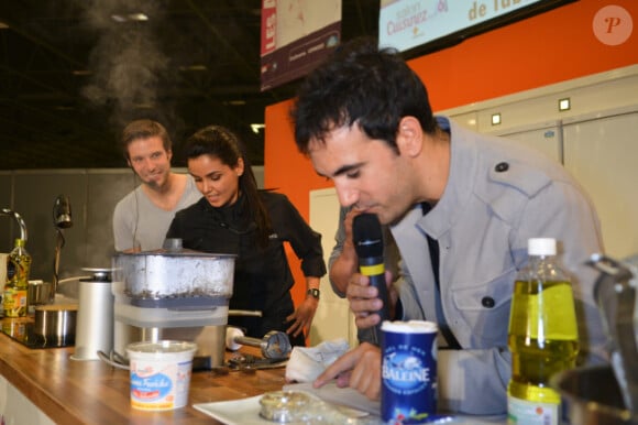 Grégory Cuilleron, Tabata de Top Chef 2012 et Alex Goude lors de la deuxième édition du Salon Cuisinez à la Porte de Versailles le 19 octobre 2012