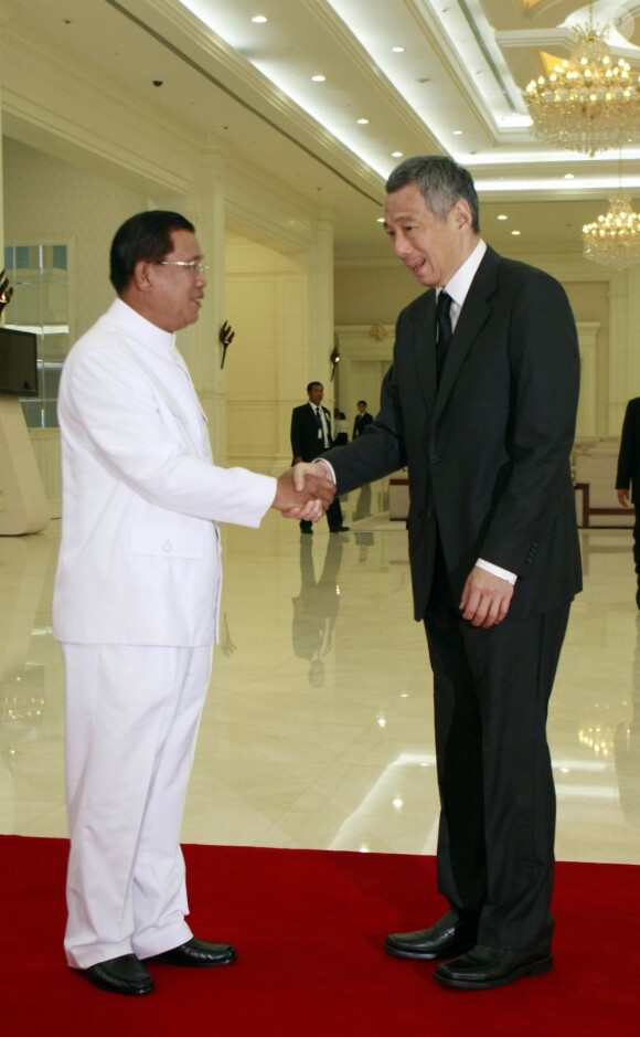 Le défunt ancien roi du Cambodge Norodom Sihanouk, décédé le 15 octobre 2012 à Pékin à 89 ans et dont la dépouille a été rapatriée le 17 à Phnom Penh, a reçu de nombreux hommages émus. Ici, le Premier ministre cambodgien Hun Sen et le Premier ministre de Singapour Lee Hsien Loong à Phnom Penh, le 21 octobre 2012.
