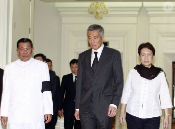 Le défunt ancien roi du Cambodge Norodom Sihanouk, décédé le 15 octobre 2012 à Pékin à 89 ans et dont la dépouille a été rapatriée le 17 à Phnom Penh, a reçu de nombreux hommages émus. Ici, le Premier ministre cambodgien Hun Sen et le le 21 octobre 2012.