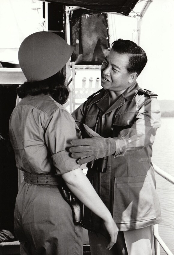 La princesse Norodom Monineath Sihanouk et le prince Norodom Sihanouk, futur roi du Cambodge, dans son film Crépuscule, en 1969.