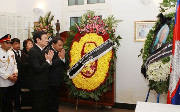 Le défunt ancien roi du Cambodge Norodom Sihanouk, décédé le 15 octobre 2012 à Pékin à 89 ans et dont la dépouille a été rapatriée le 17 à Phnom Penh, a reçu de nombreux hommages émus.