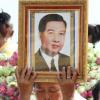 Une femme pleure l'ancien roi du Cambodge Norodom Sihanouk, décédé le 15 octobre 2012 à 89 ans à Pékin, lors d'un hommage le 19 octobre à Phnom Penh.