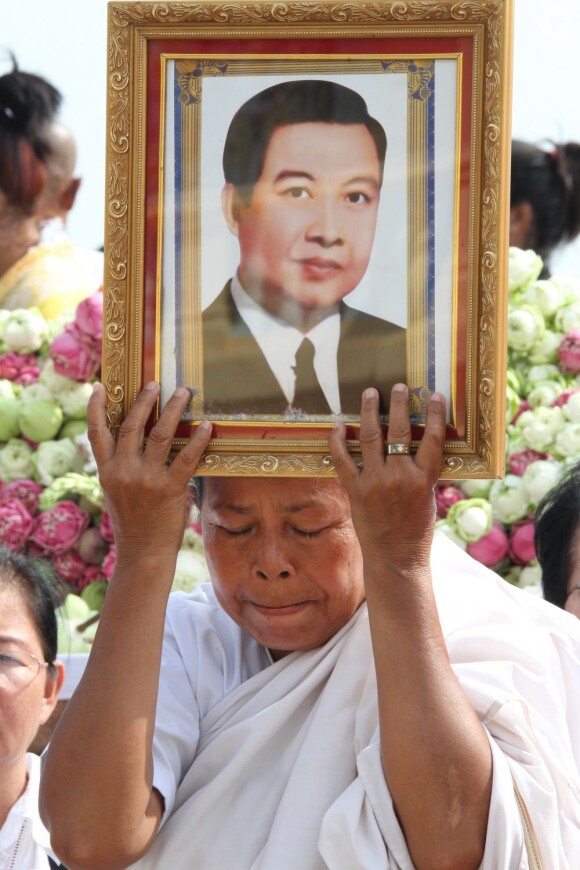 Une femme pleure l'ancien roi du Cambodge Norodom Sihanouk, décédé le 15 octobre 2012 à 89 ans à Pékin, lors d'un hommage le 19 octobre à Phnom Penh.